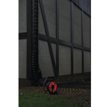 LED-lichtsnoer op kabelhaspel voor buiten, om een regenpijp bij een muur gewikkeld.