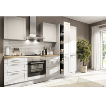 Moderne lichte keuken met witte fronten, houten werkblad, oven, afzuigkap en uittrekbare voorraadkast.