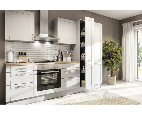 Moderne lichte keuken met witte fronten, houten werkblad, oven, afzuigkap en uittrekbare voorraadkast.