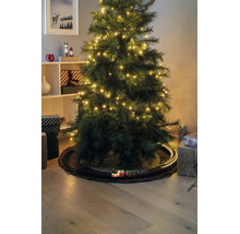 Kunstkerstboom met LED-lampjes en een speelgoedtrein op rails eronder, omringd door cadeaus.