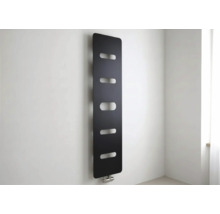 Moderne verticale designradiator in zwart met vijf ovale uitsparingen, wandmontage.