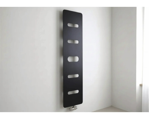 Moderne verticale designradiator in zwart met vijf ovale uitsparingen, wandmontage.