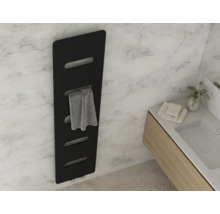 Zwarte design handdoekradiator aan een marmeren wand in de badkamer, naast een licht wastafelmeubel met wasbak.