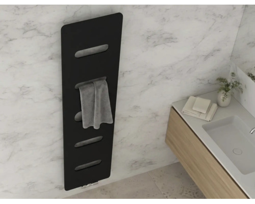 Zwarte design handdoekradiator aan een marmeren wand in de badkamer, naast een licht wastafelmeubel met wasbak.
