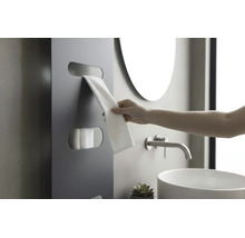 Moderne, donkergrijze handdoekradiator met uitsparingen voor handdoeken in een lichte badkamer met wastafel en spiegel.