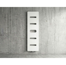 Verticale designradiator in wit met vijf horizontale uitsparingen op een betonnen muur.