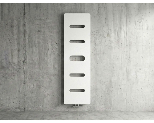 Verticale designradiator in wit met vijf horizontale uitsparingen op een betonnen muur.
