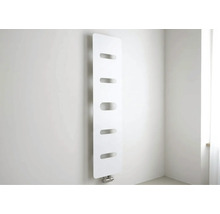 Moderne verticale designradiator met vijf ovale uitsparingen voor handdoeken in een lichte, minimalistische ruimte.