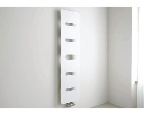 Moderne verticale designradiator met vijf ovale uitsparingen voor handdoeken in een lichte, minimalistische ruimte.