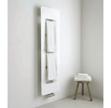 Moderne designradiator voor de badkamer in verticaal ontwerp met twee handdoekhouders en handdoeken in een lichte badkamer.