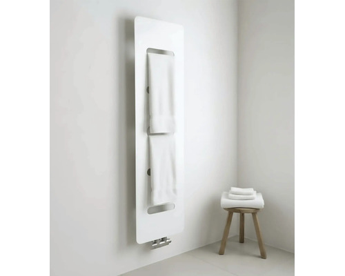 Moderne designradiator voor de badkamer in verticaal ontwerp met twee handdoekhouders en handdoeken in een lichte badkamer.