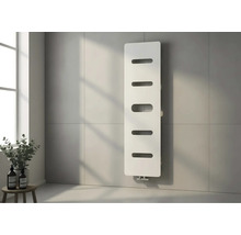 Moderne verticale badkamerradiator met vijf ovale uitsparingen op een lichtgrijze tegelwand in een lichte, minimalistische ruimte.
