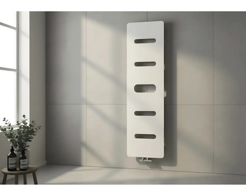 Moderne verticale badkamerradiator met vijf ovale uitsparingen op een lichtgrijze tegelwand in een lichte, minimalistische ruimte.