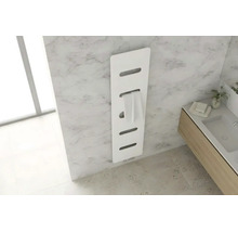 Moderne witte designradiator als verticaal paneel aan een marmeren wand naast een wastafelmeubel met wasbak en handdoek.