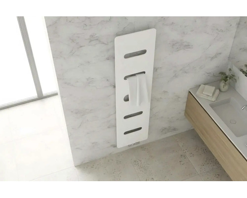Moderne witte designradiator als verticaal paneel aan een marmeren wand naast een wastafelmeubel met wasbak en handdoek.