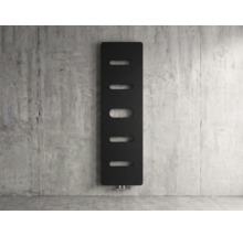 Verticale designradiator in zwart met ovale uitsparingen op een betonnen muur.