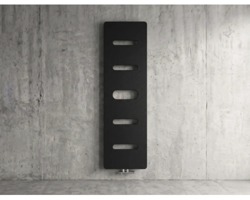 Verticale designradiator in zwart met ovale uitsparingen op een betonnen muur.