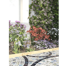 Gaashekwerk als perkrand in een tuin met verschillende bloemen en een mozaïekpad.