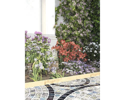 Gaashekwerk als perkrand in een tuin met verschillende bloemen en een mozaïekpad.