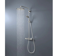 Douchesysteem van chroom met stromend water uit de ronde regendouche, inclusief handdouche, doucheslang en thermostaatkraan.
