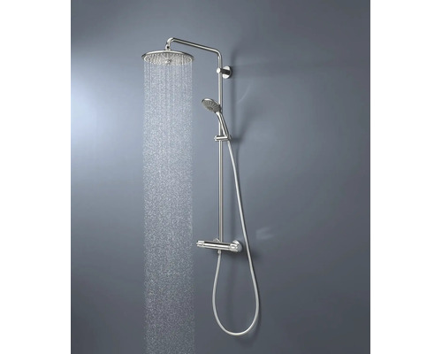 Douchesysteem van chroom met stromend water uit de ronde regendouche, inclusief handdouche, doucheslang en thermostaatkraan.