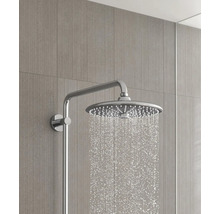 Ronde regendouche van chroom met douchearm en waterstraal.