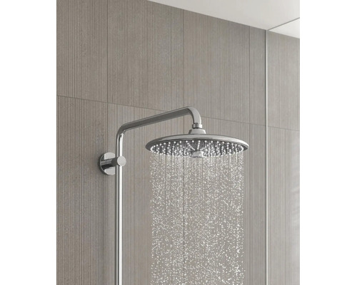 Ronde regendouche van chroom met douchearm en waterstraal.