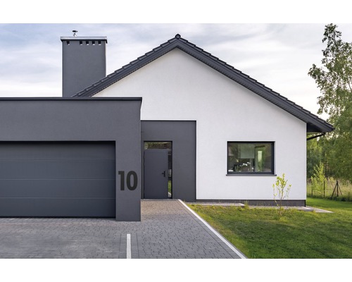 Overzicht van een moderne eengezinswoning met garage en bestrate oprit.