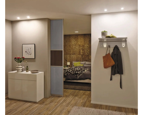Moderne kamer met een wit dressoir, glazen schuifdeur en doorkijk naar de slaapkamer met wandkapstok in de gang.
