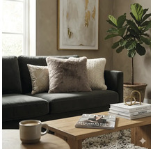 Moderne woonkamer met donkergrijze bank, sierkussens, houten salontafel en een grote kamerplant.