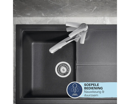 Bovenaanzicht van een keukenspoelbak met kraan. Grohe SilkMove Logo staat voor een soepele, nauwkeurige en duurzame bediening van de mengkraan.