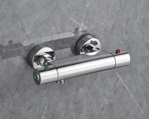 Douchethermostaat in chroom-optiek voor wandmontage met twee draaiknoppen en veiligheidsknoppen.
