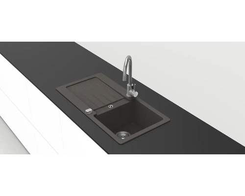 Inbouwspoelbak met één bak, afdruipgedeelte en verchroomde kraan, gemonteerd in een donker werkblad.