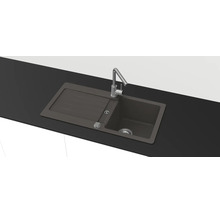 Antracietkleurige inbouwspoelbak met één bak, afdruipgedeelte en zilveren kraan in een werkblad.