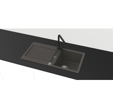 Antracietkleurige inbouwspoelbak van composietmateriaal met afdruipgedeelte en zwarte keukenkraan.