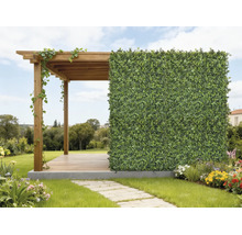 Houten pergola met een kunsthaag als privacyscherm in een lichte, georganiseerde tuin met bloemen en een stenen pad.