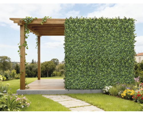 Houten pergola met een kunsthaag als privacyscherm in een lichte, georganiseerde tuin met bloemen en een stenen pad.