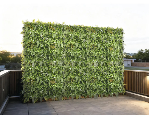 Kunstmatige plantenwand als privacy-scherm op een terras met tegels en reling.