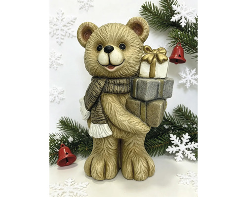 Kerst decoratiefiguur beer met sjaal en gestapelde cadeaus.