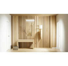 Lichte hal met wandbekleding van houten lamellen, consoletafel, spiegel en wandlamp.