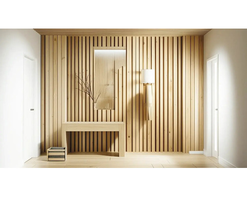 Lichte hal met wandbekleding van houten lamellen, consoletafel, spiegel en wandlamp.