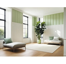 Lichte, ruime kamer met moderne dagbedden, een grote groene plant en verticale wandpanelen in wit en groen op een houten vloer.