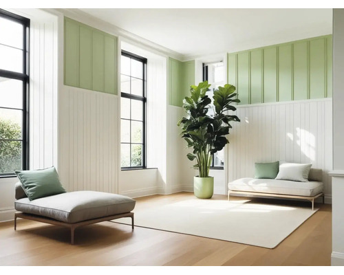 Lichte, ruime kamer met moderne dagbedden, een grote groene plant en verticale wandpanelen in wit en groen op een houten vloer.
