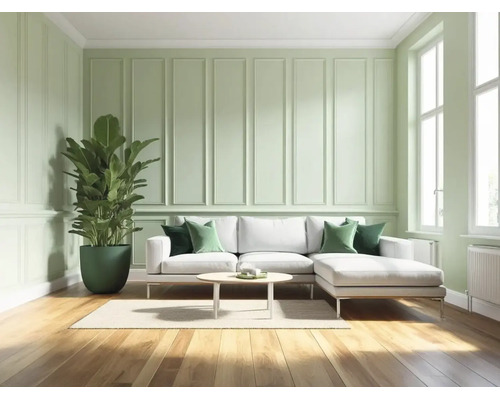 Lichte woonkamer met groene wandpanelen, witte bank, houten vloer en grote kamerplant. Modern design met decoratieve wandlijsten.