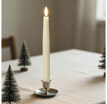 LED-dinerkaars in een metalen houder op een gedekte tafel met kleine decoratieve kerstbomen.
