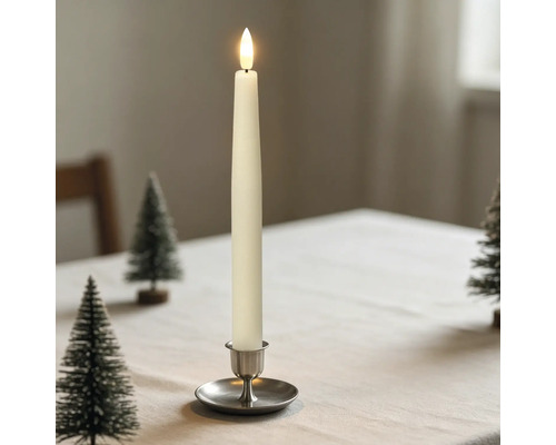 LED-dinerkaars in een metalen houder op een gedekte tafel met kleine decoratieve kerstbomen.