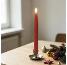 Rode LED-dinerkaars in een metalen houder op een houten tafel met kerstdecoratie van dennentakken en kerstballen.