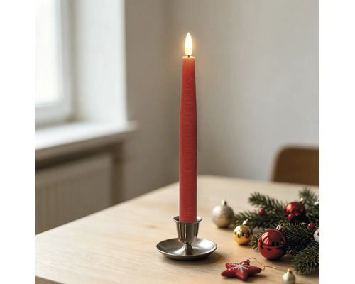 Rode LED-dinerkaars in een metalen houder op een houten tafel met kerstdecoratie van dennentakken en kerstballen.