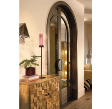 Een elegante boogdeur van donker hout en glas naast een dressoir van massief hout met textuur en decoratieve items.