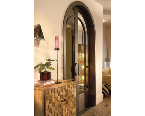 Een elegante boogdeur van donker hout en glas naast een dressoir van massief hout met textuur en decoratieve items.